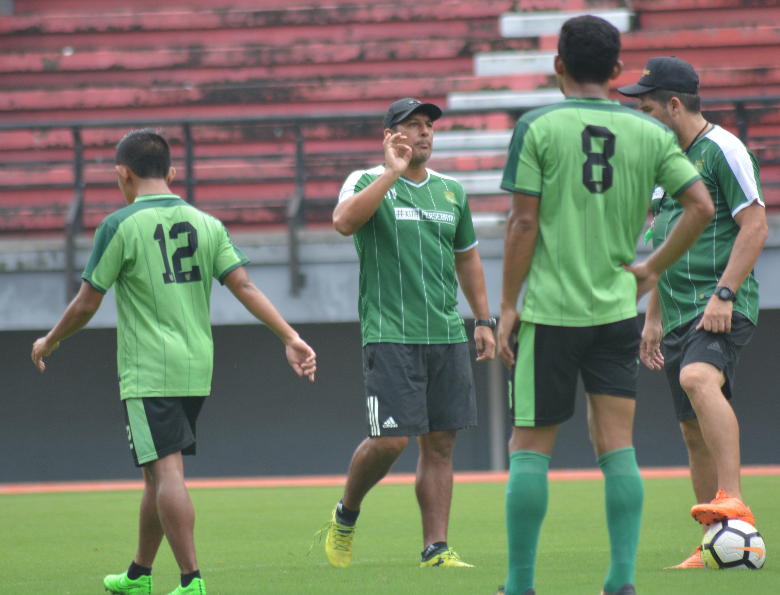 Pelatih Persebaya, Angel Alfredo Vera (tengah) mengaku tengah mengincar pemain asing yang berposisi sebagai striker. (foto: hrs/ngopibareng)