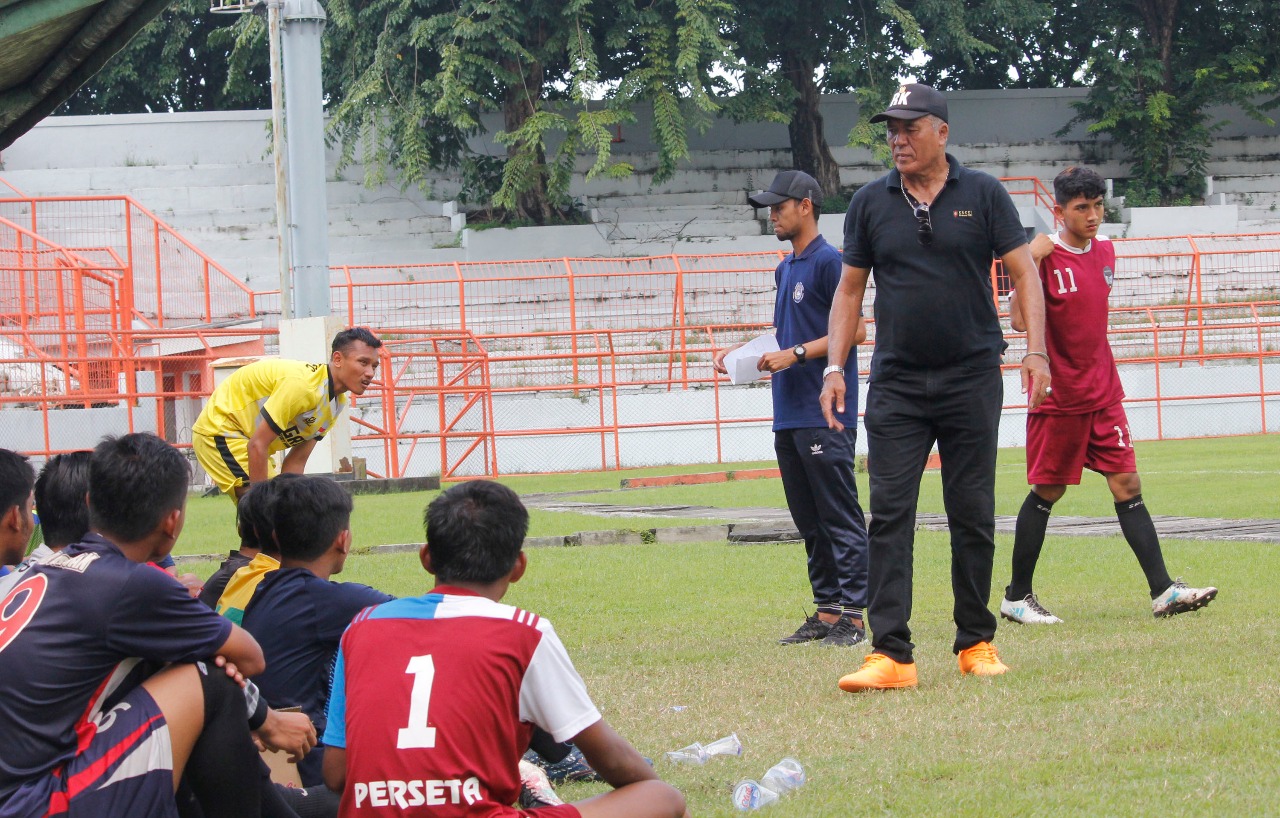 Pelatih sepak bola Jatim untuk PON Papua, Rudy William Keltjes saat memimpin seleksi di Kota Surabaya, Sabtu 10 Maret 2018. (foto: hrs/ngopibareng)