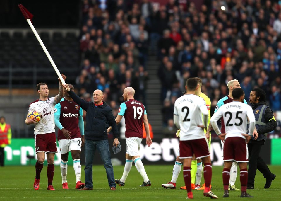 Seorang suporter West Ham United nekad mengambil bendera dan menancapkan di tengah lapangan. foto:afp
