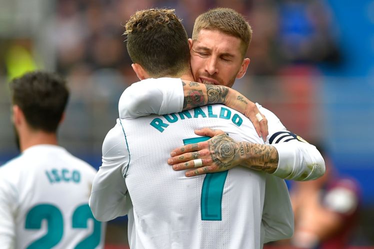 Kapten Real Madrid, Sergio Ramos memeluk Ronaldo dalam laga melawan Eibar, tadi malam. foto;metro.co.uk