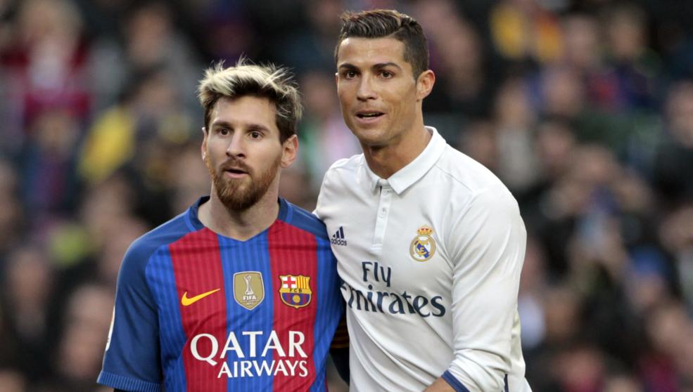 Lionel Messi (kiri) saat berdu dengan Cristiano Ronaldo. (foto: dokumentasi)