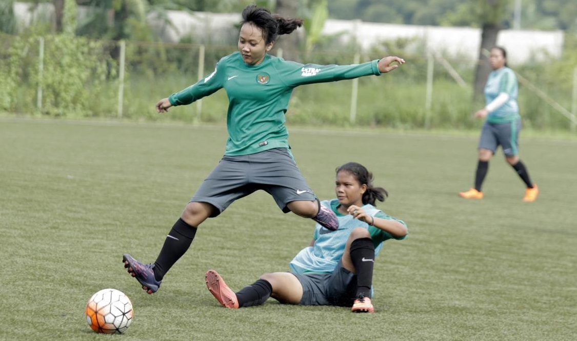 Persatuan Sepak bola Seluruh Indonesia (PSSI) meminta tim peserta kompetisi Liga 1 segera memiliki tim putri.  (foto: Bola)