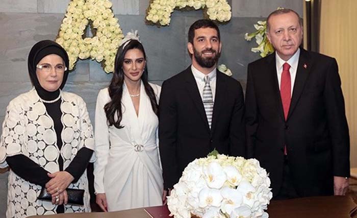 Arda Turan bersama istrinya, Aslihan Dogan, foto bersama diapit Presiden Recep Tayyip Erdogan dan istrinya  Emine Erdogan, hari Minggu 11 Maret 2018 kemarin.  (foto: afp)