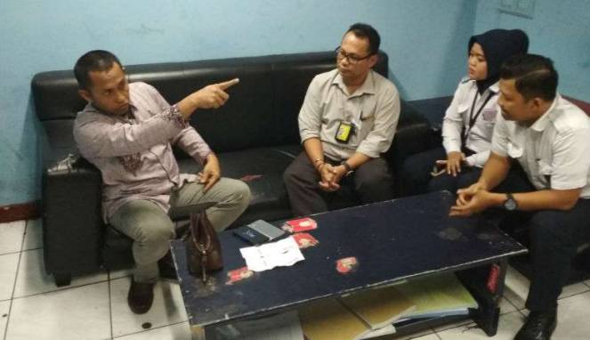 Asisten Pidana Khusus Kejaksaan Tinggi Sulawesi Utara, M Rawi (kiri) saat melakukan mediasi di ruang Avsec Lion Air. 
