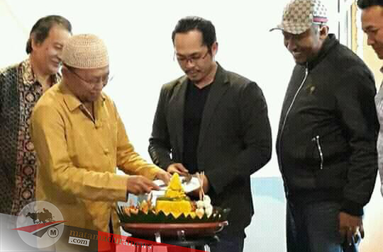 Bupati Sumenep KH A. Busyro Karim potong tumpeng untuk diserahkan ke Owner Geslim Resto, Nanang Wahyudi (dua dari kanan) saat syukuran. 