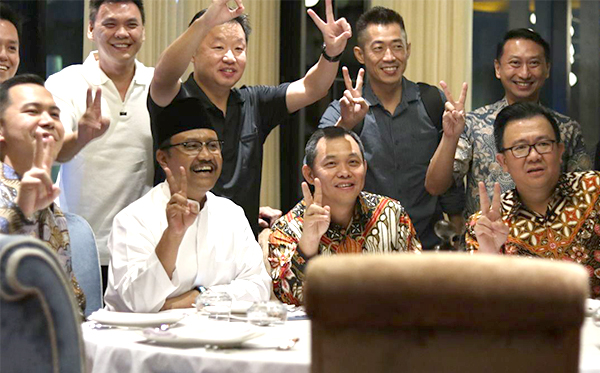 Calon Gubernur Jatim, Saifullah Yusuf (Gus Ipul) bersama anggota Asosiasi Pengusaha Kafe dan Restauran Indonesia (Apkrindo) Jatim. (Foto: frs/ngopibareng.id)