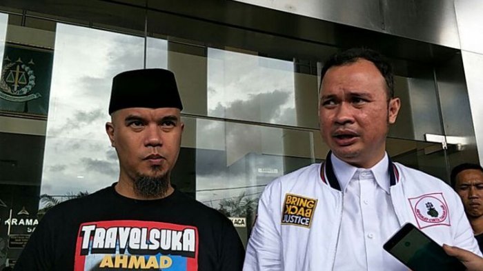 Ahmad Dhani dan pengacaranya, Hendarsam Marantoko di Gedung Kejaksaan Negeri Jakarta Selatan pada Senin, 12 Maret 2018.