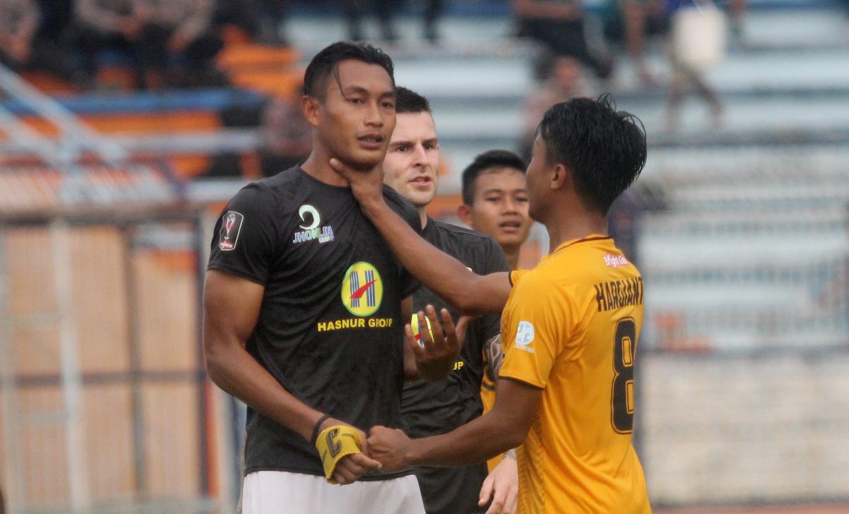 Hansamu Yama (kiri) saat tampil di laga perdana Jakajaya Friendly Games. foto:ngopibareng/tom