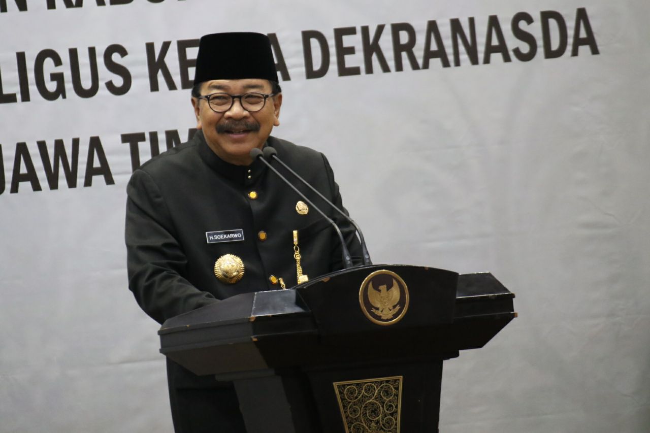 Gubernur Jawa Timur, Soekarwo saat melantik empat PJ Bupati di Grahadi. (foto: istimewa) 