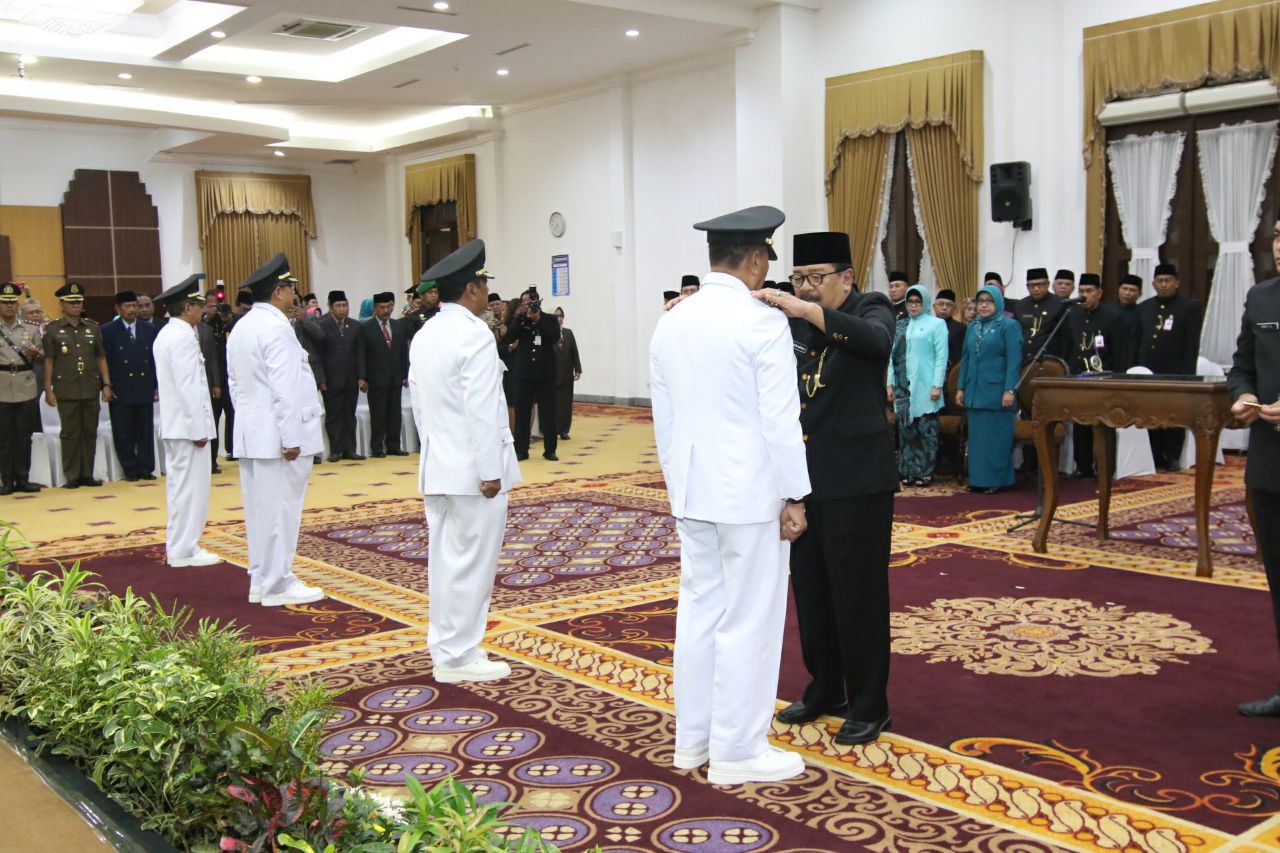 Gubernur Jawa Timur Soekarwo melantik empat Penjabat (Pj) Bupati, yakni Bupati Probolinggo, Bupati Sampang, Bupati Bangkalan, dan Bupati Bojonegoro. (foto: istimewa) 