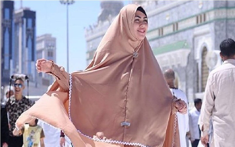 Kartika Putri tampil mengenakan jilbab.