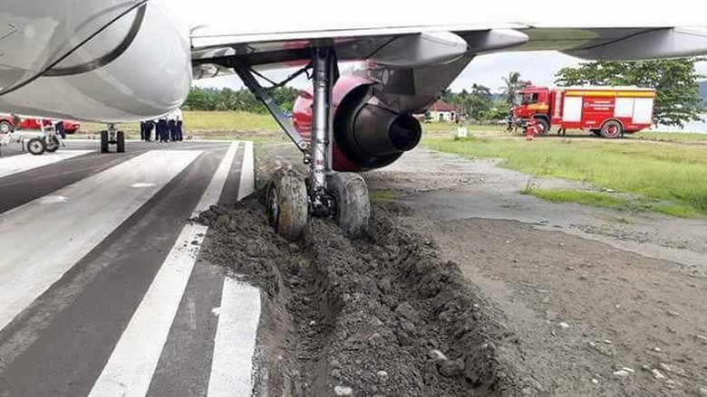 Roda pesawat Batik Air 6155 tujuan Sorong tergelincir ketika akan lepas landas.