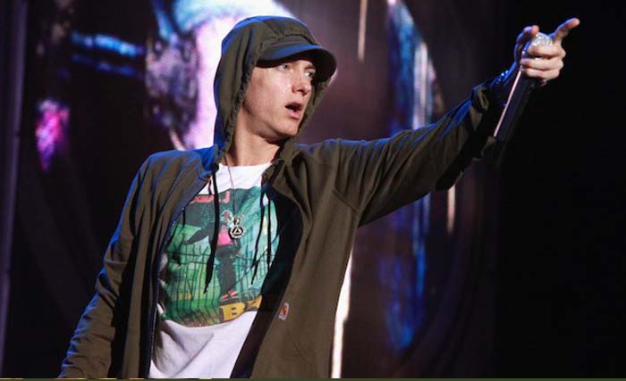 Rapper Eminem membawakan lagu berjudul Nowhere Fast yang mengkritik kebijakan lobi senjata AS, pada ajang  iHeartRadio Music Awards di Los Angeles hari Minggu 11 Maret malam. (foto: pitchfork.com)