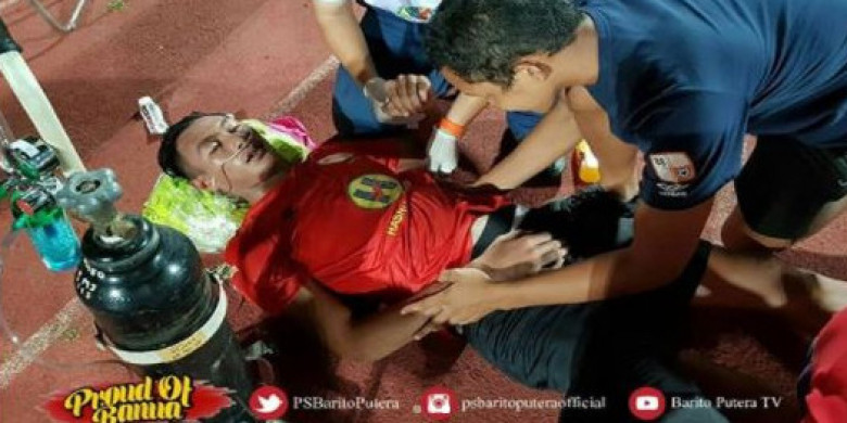 Pemain Barito Putera, Hansamu saat mendapatkan perawatan dalam laga melawan Persela. foto;instagram