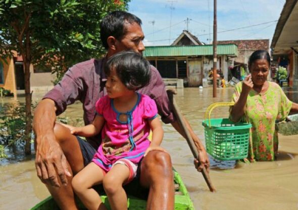 Dokumentasi Februari 2018 - Seorang warga menerobos genangan air luapan Bengawan Solo di Desa Ledokwetan, Kecamatan Kota, Bojonegoro, Jawa Timur, Jumat 23 Februari 2018 lalu. (Foto: Antara) 