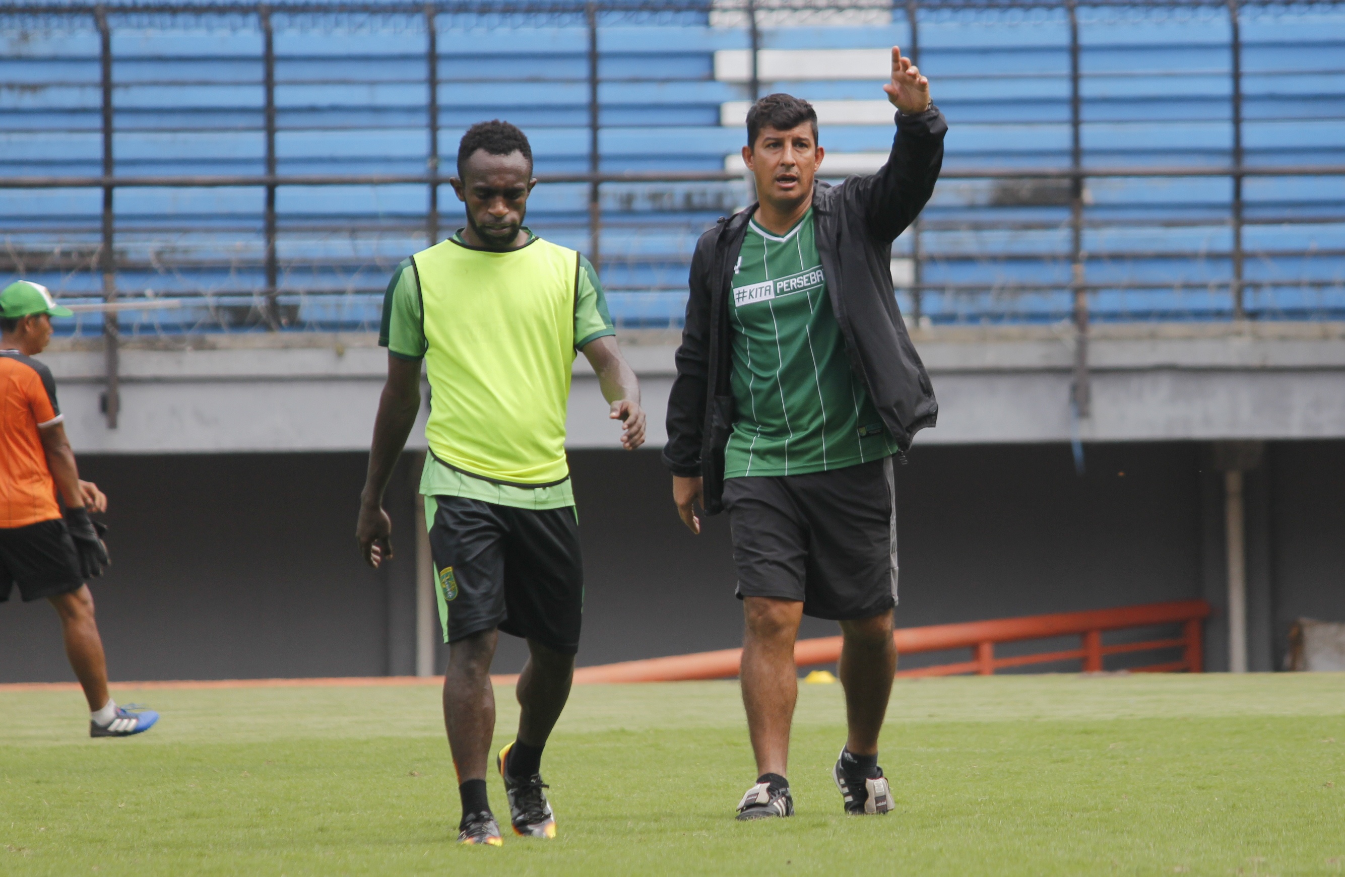 Pelatih Persebaya, Angel Alfredo Vera (kanan) bersama Ricky Kayame saat latihan di stadion GBT. (foto: hrs/ngopibareng)