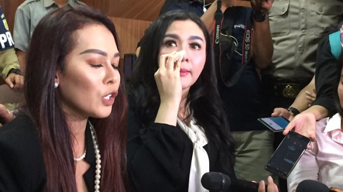 Vicky Shu menangis usai menjadi saksi dalam persidangan kasus First Travel.