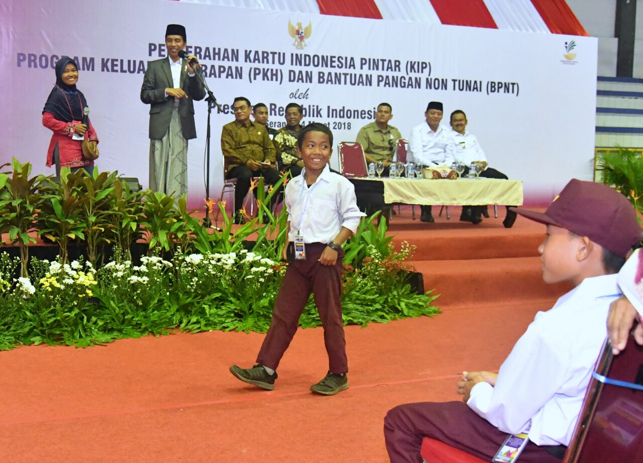 Presiden Joko Widodo saat berada  di Gedung Remaja Ciceri, GOR Maulana Yusuf, Serang.