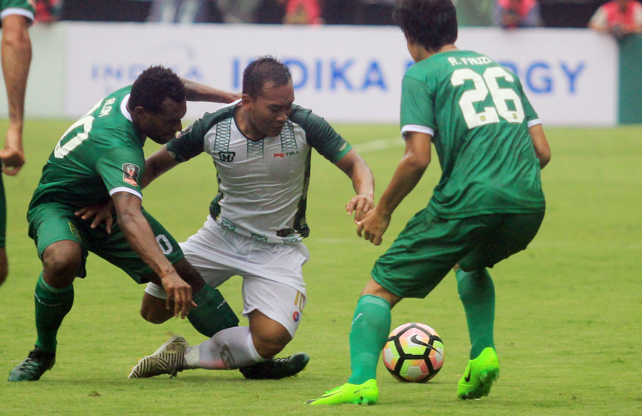 Pemain Persebaya, Nelson Alom (kiri) saat berduel melawan PS Tira. foto:ngopibareng.id/tom