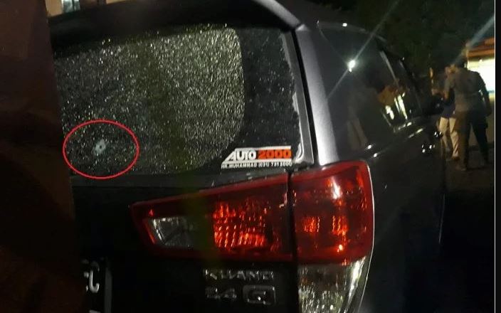 Lubang bekas berondongan peluru yang menembus mobil Toyota Innova milik Ery Cahyadi di Polsek Jambangan Surabaya, Rabu, 14 Maret malam.  (Foto: Istimewa)