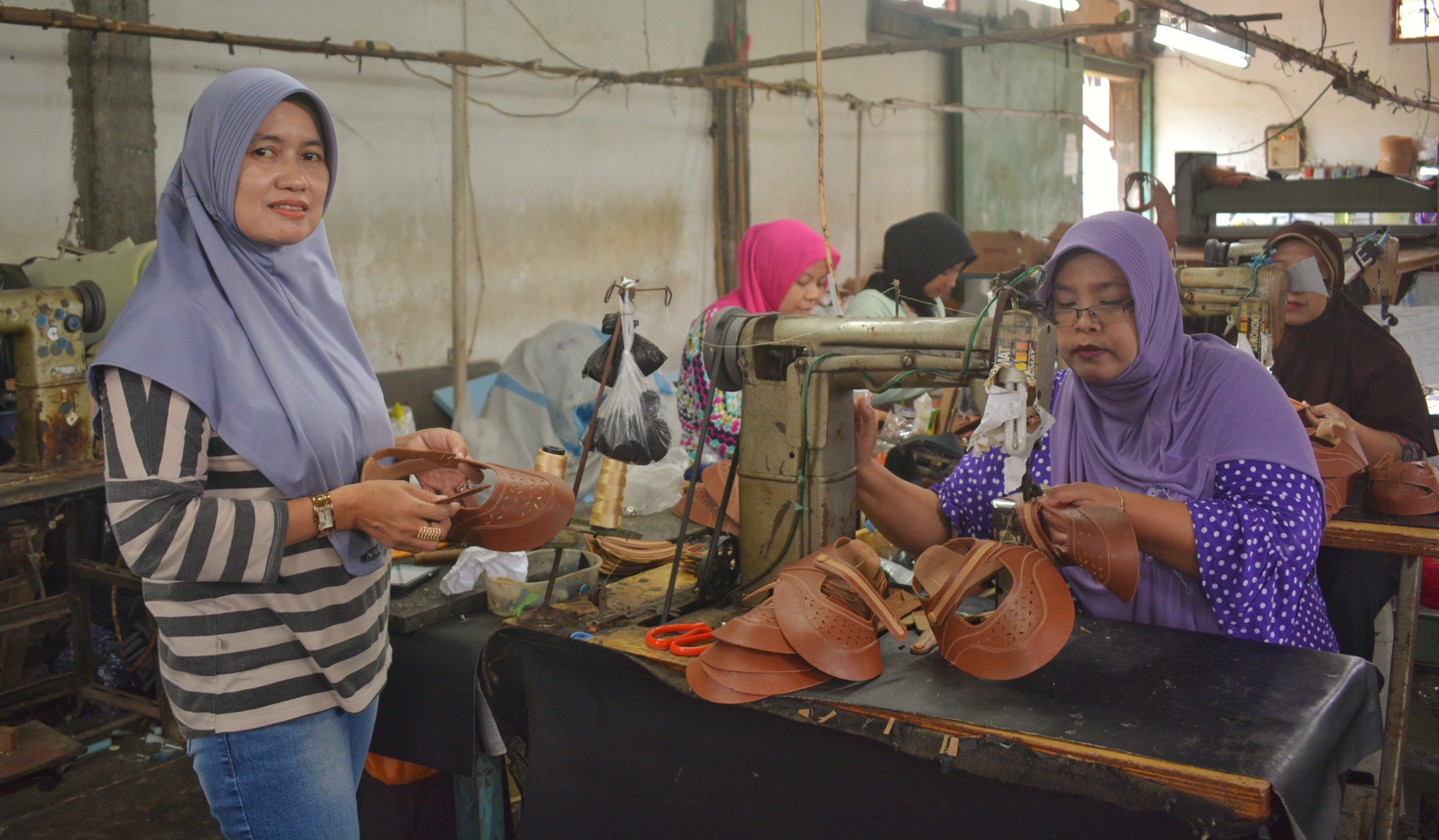 Rohmaniah pengusaha sepatu asal Jalan Lingkar Wringinanom, Jogosari, Pandaan, yang tergabung di UKM binaan Semen Indonesia. (Foto: ngopibareng)