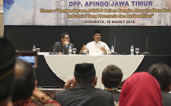Saifullah Yusuf (Gus Ipul) ketika berbicara di hadapan ratusan pengusaha dalam Rapat Kerja Asosiasi Pengusaha Indonesia (Apindo) Jawa Timur, Kamis 15 Maret 2018. (Foto:  Istimewa)