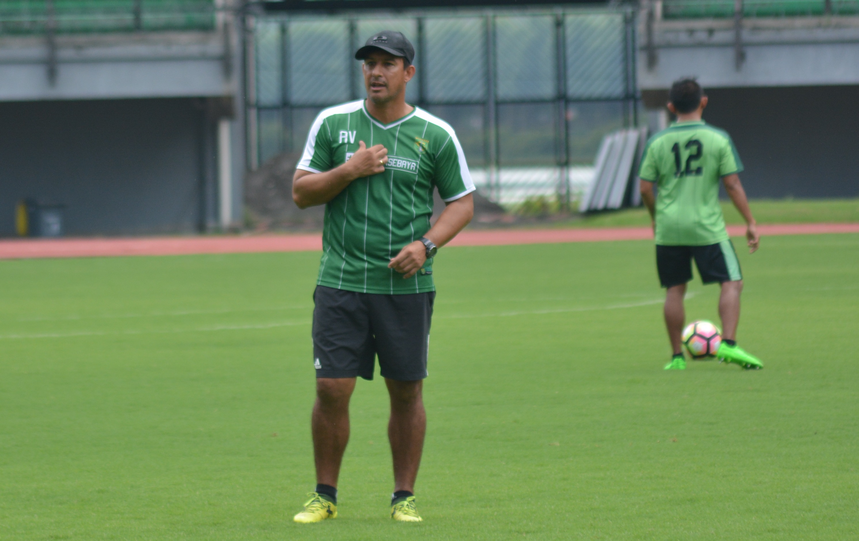 Pelatih Persebaya Surabaya, Alfredo Vera saat latihan di stadion Gelora Bung Tomo, Surabaya. (foto: hrs/ngopibareng)
