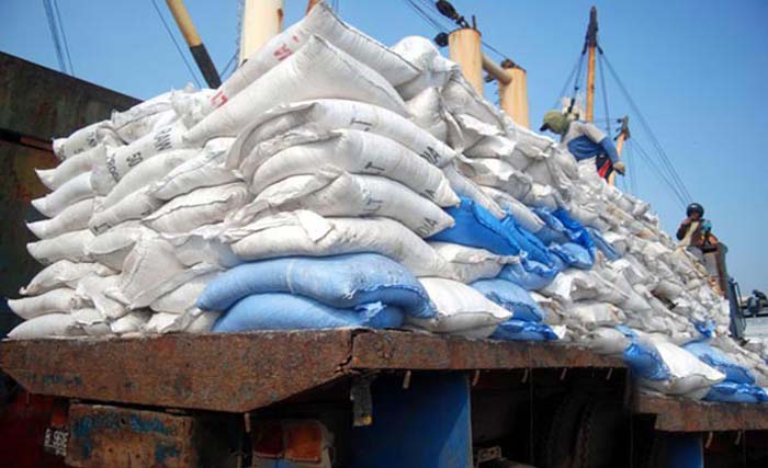 Garam impor diturunkan ke truk dari kapal di pelabuhan Tanjung Priok Jakarta. (foto: antara)