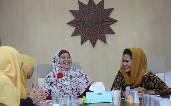 Calon Wakil Gubernur Jawa Timur Puti Guntur Soekarno (kanan) saat berkunjung ke Kantor Pimpinan Wilayah Aisyiyah (PWA) Jawa Timur, di Kertomenanggal Surabaya, Jumat 16 Maret 2018. (Foto: Istimewa)