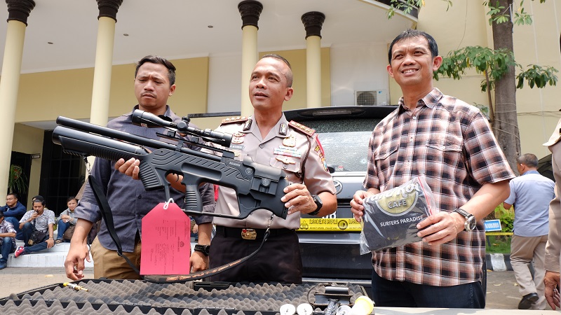 Kapolrestabes Surabaya, Kombes Pol Rudi Setiawan saat menunjukan senjata yang digunakan untuk menembaki mobil pejabat Pemkot Surabaya. foto;humaspolres