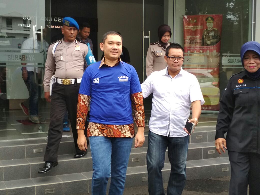 Tersangka penembakan mobil pejabat Pemkot Surabaya berjalan santai di Mapolres Surabaya