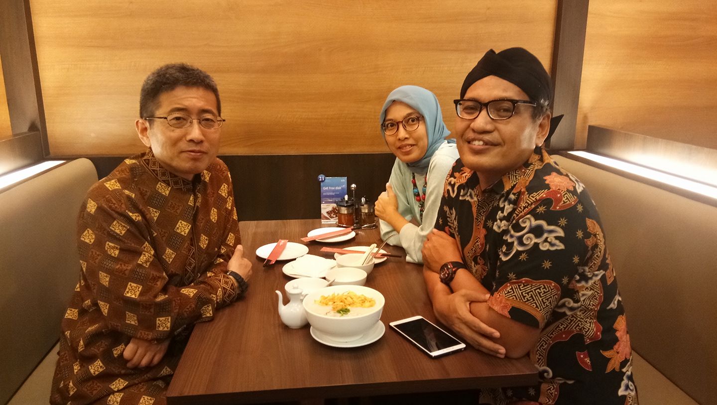 LANGGAM: Ulil Abshar-Abdalla dan isterinya, Ienas Tsuroya, bersama Hisanori Kato di Jakarta. (foto: ngopibareng.id)