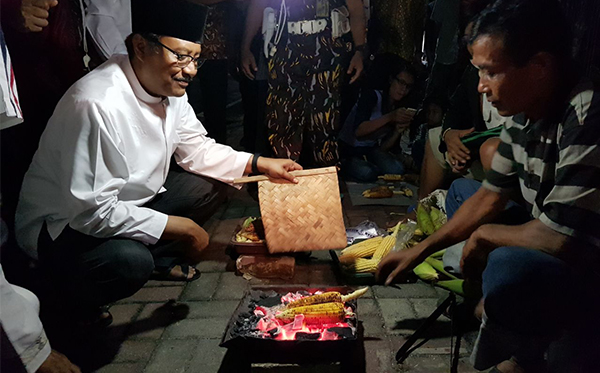 Calon Gubernur Jawa Timur nomer urut 2, Saifullah Yusuf (Gus Ipul) berkunjung di Trenggalek diselingi dengan menghabiskan Malam Minggu sambil menyantap jagung bakar di Alun-alun Trenggalek, Sabtu 17 Maret 2018. (Foto: Istimewa)