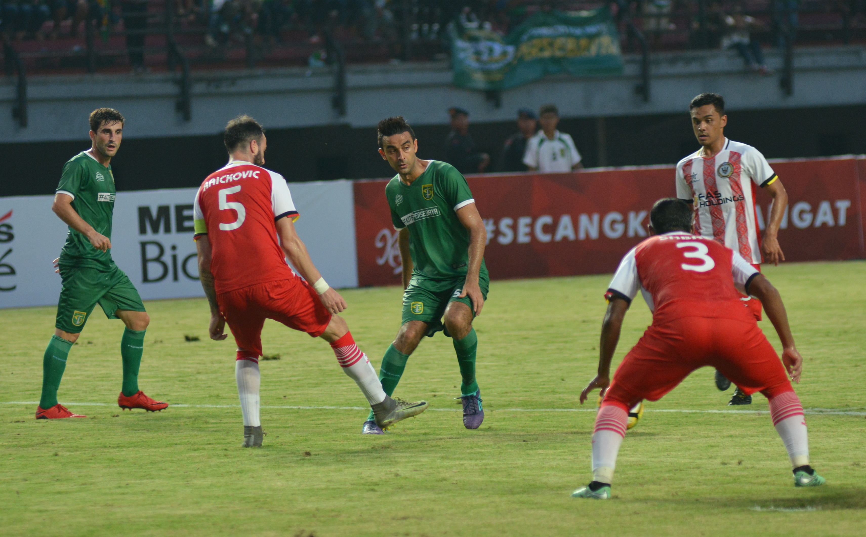 Pemain Persebaya, Otavio Dutra berhasil cetak gol ke gawang Serawak FA. (foto: hrs/ngopibareng) 