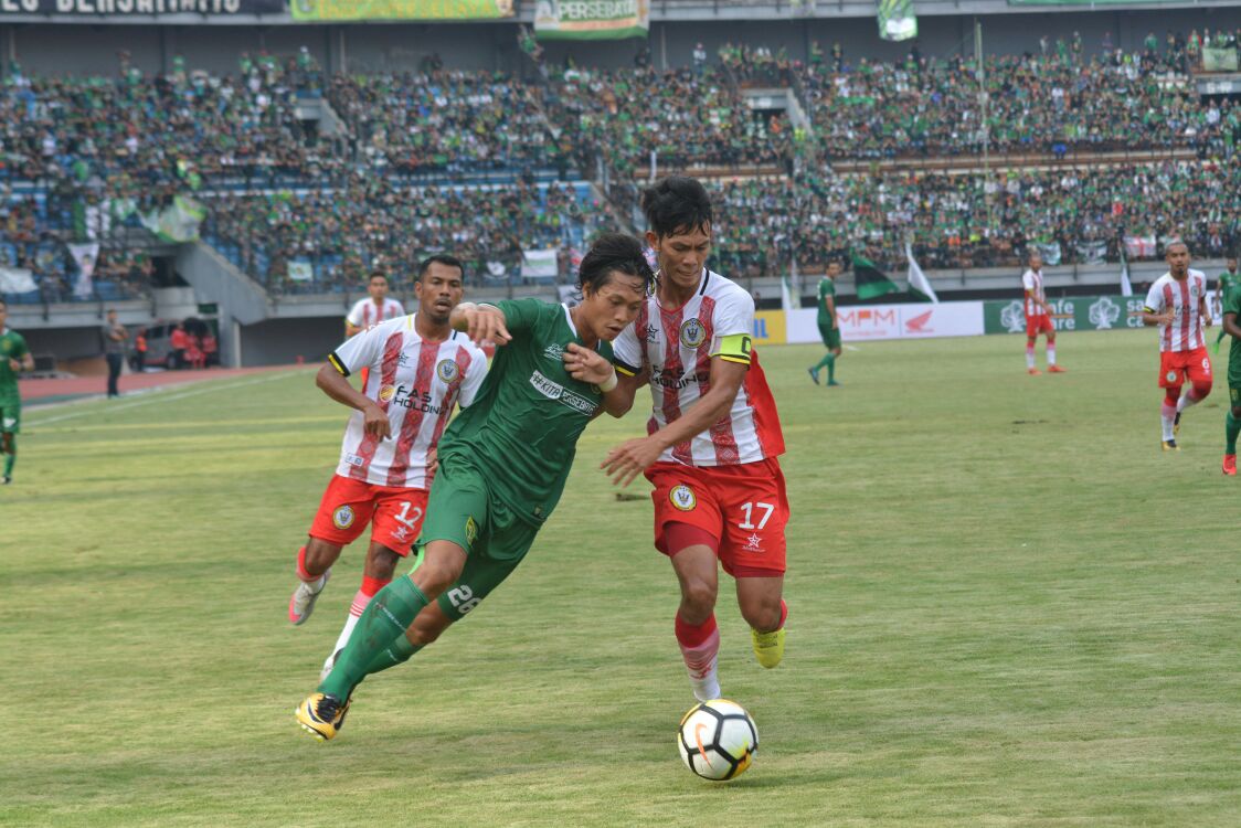 Duel pemain Persebaya melawan Serawak FA. foto;ngopibareng.id/ris