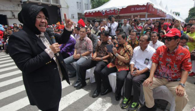 Dokumentasi - Wali Kota Surabaya Tri Rismaharini (kiri) memberikan sambutan di acara 'Mlaku-Mlaku Nang Tunjungan' di Jalan Tunjungan, Surabaya, Jawa Timur, Selasa 19 Desember 2017 lalu. (Foto: Antara)