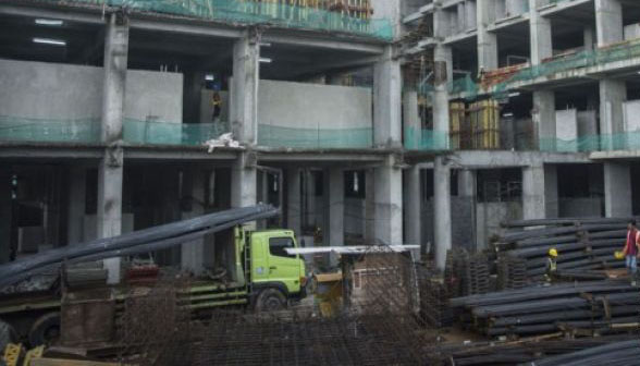  Pekerja menyelesaikan proyek kontruksi pembangunan Rumah Susun Sewa (Rusunawa) Tingkat Tinggi Pasar Rumput di Jakarta, Kamis 8 Februari 2018. (Foto: Antara) 