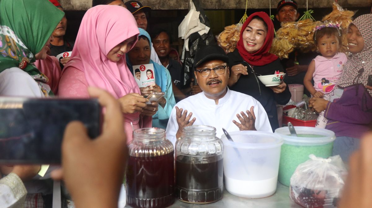 Calon Gubernur Jatim Saifullah Yusuf (Gus Ipul)  saat mengunjungi salah satu pasar tradisional di Mojokerto. (foto: istimewa)
