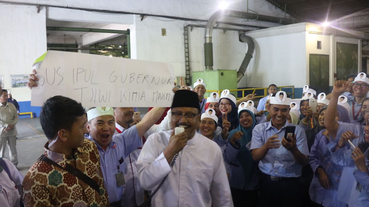 Calon Gubernur Jawa Timur Saifullah Yusuf (Gus Ipul), bertemu dengan para buruh pabrik kertas Tjiwi Kimia, di Sidoarjo, Senin 19 Maret 2018.