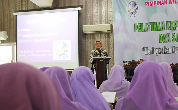Fatma Saifullah Yusuf berbicara di depan peserta Pelatihan Kepemimpinan Pengurus Salimah di Surabaya, Senin 19 Maret 2018. (Foto: Istimewa)