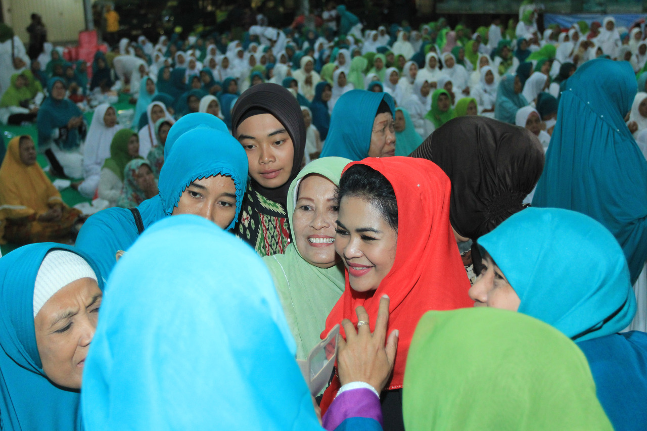 Puti Guntur Soekarno dielu-elukan oleh ibu-pengajian (Foto: Istimewa)