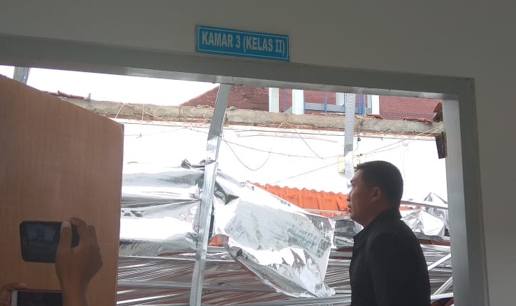 Penampakan ambruknya bangunan Ruang Syaraf Paviliun VII tepatnya di Kamar 3 (Kelas II) Rumah Sakit TNI AL (RSAL) Dr Ramelan, pada Minggu 18 Maret lalu. 