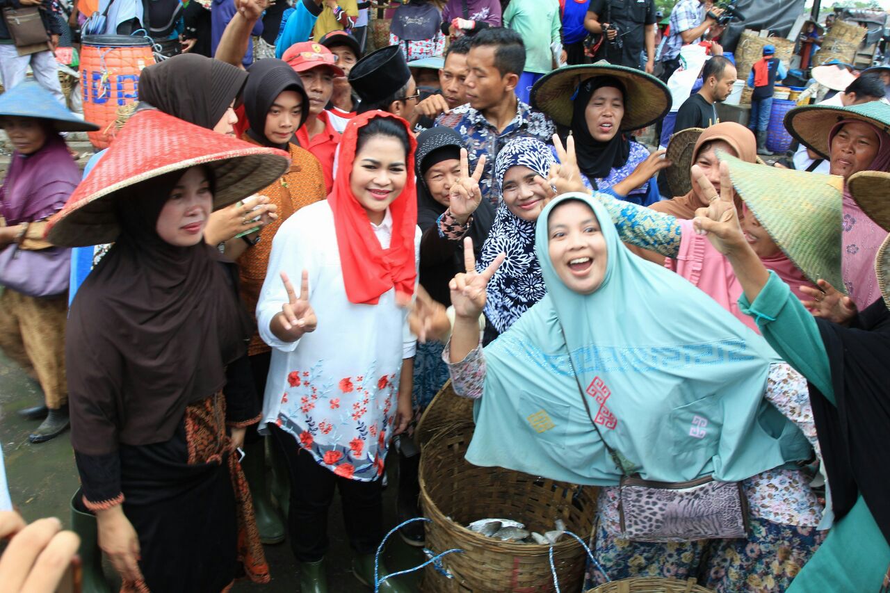 Calon Wakil Gubernur Puti Guntur Soekarno mengunjungi Pasar Ikan Bandeng, Lamongan. (foto: Istimewa)