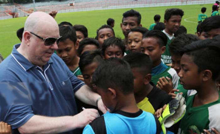 Wali Kota Liverpool Joe Anderson membubuhkan tandatangannya di kaos anak-anak usai bertanding sepakbola di Stadion  Tambaksari Surabaya, hari ini Selasa 20 Maret 2018. (foto: antara)