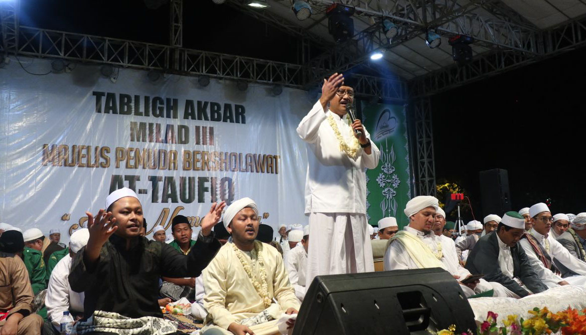 Saifullah Yusuf saat hadir pada acara Tabligh Akbar Milad III Majelis Pemuda Bersholawat At Taufiq di Alon-Alon Sampang, Selasa 20 Maret 2018 malam hingga Rabu 21 Maret dini hari. (Foto: ngopibareng.id)