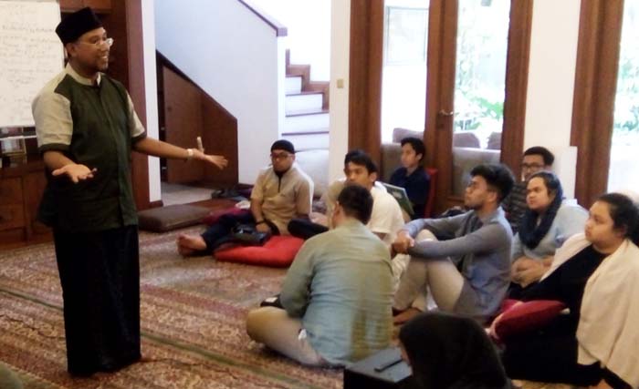 Christover Kainama saat memberi tausiyah pada para remaja di Kemang, Jakarta. (foto: anggie ps)