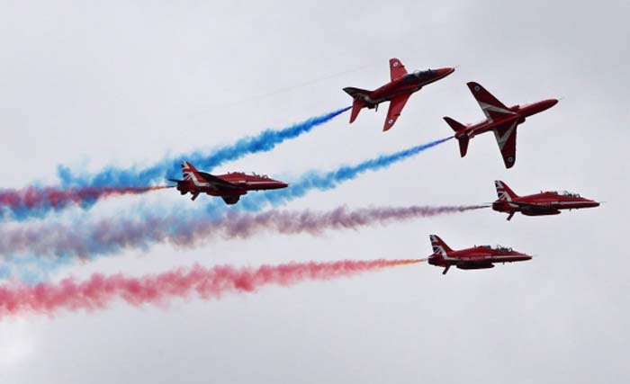 Pesawat tim Red Arrows sedang latihan akrobat di atas pangkalan militer Valley Royal Air Force. Wales. (foto: CTV News)