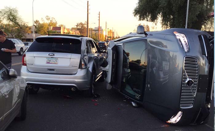 Mobil uber terguling setelah menabrak pejalan kaki hingga tewas, di Arizona, Amerika Serikat Senin 19 Maret 2018. (foto: ansa.it)