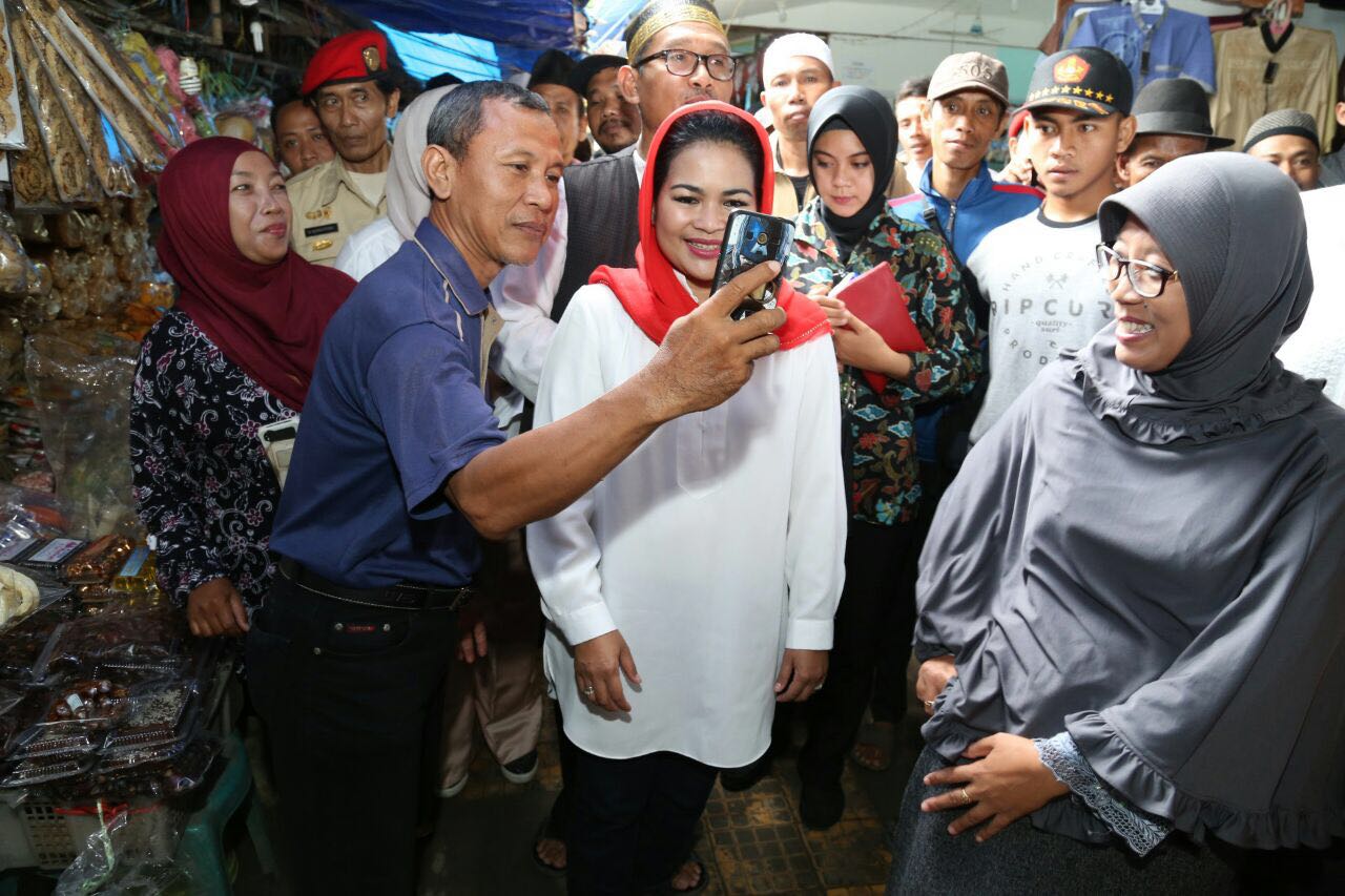Puti saat berziarah ke Makam Syech Maulana Ibrohim Asmoro Qondi, ayahanda Sunan Ampel di Tuban, 21 Maret 2018. (Foto: Istimewa).