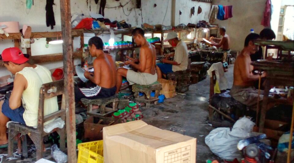 Pengerjaan Sepatu yang dikelola oleh Dwi Rini di Desa Genengan, Kelurahan Banjaragung, RT 2 RW 14, Kecamatan Puri, Kabupaten Mojokerto.
